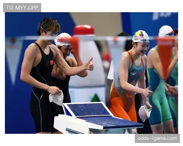 看李冰洁训练完跟队友围着泡面吃，手腕那块表亮得不像话